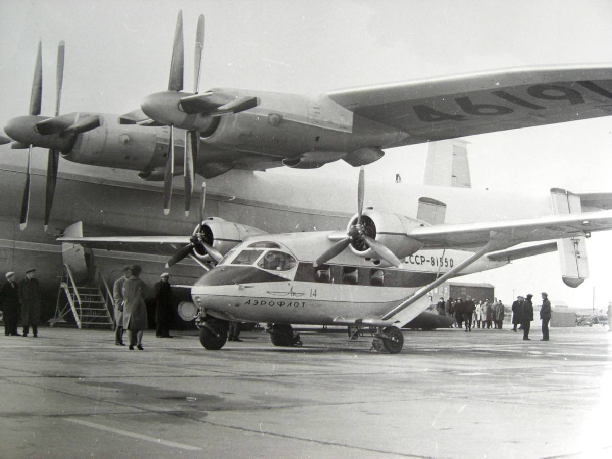 Легкий многоцелевой транспортный самолет Ан-14 